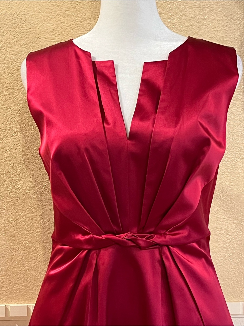 Elie Tahari silk dress. Twist waist. V-neck. Cocktail, formal, Red/ raspberry. 8 - Picture 4 of 14
